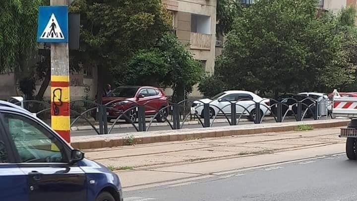 Șoferii aflați pe Calea Călărașilor din București au avut parte de surpriza vieții lor. „O nebunie! Ieșea direct din asfalt!” (FOTO) 