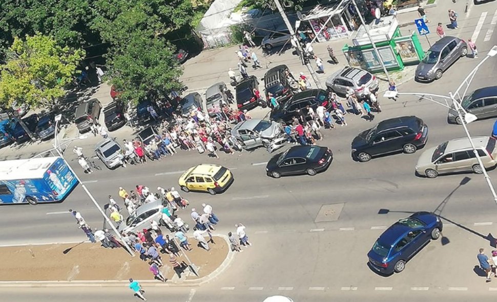 Accident pe bulevardul Iuliu Maniu din București. Doi oameni au ajuns la spital