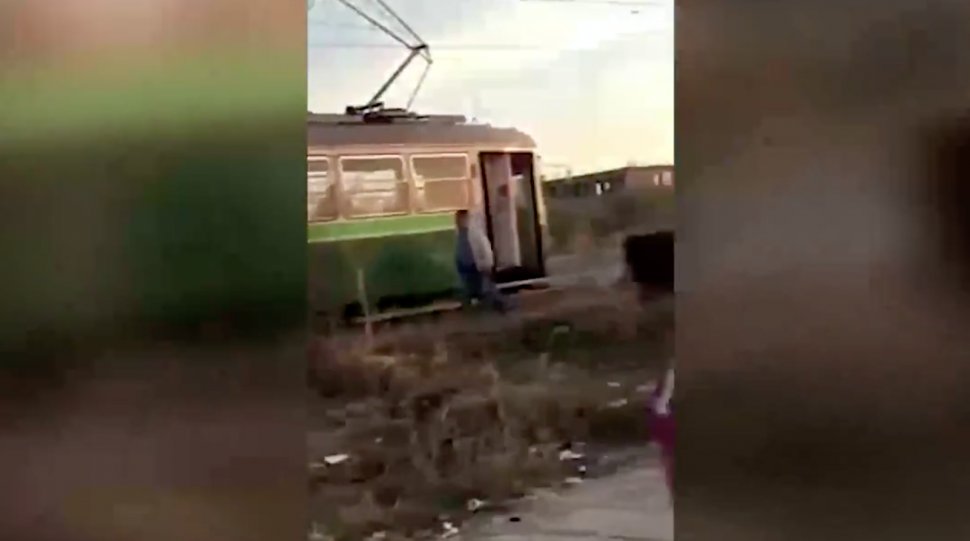 Imagini inedite surprinse într-un tramvai din Brăila: Scoteau cu zecile! (VIDEO)