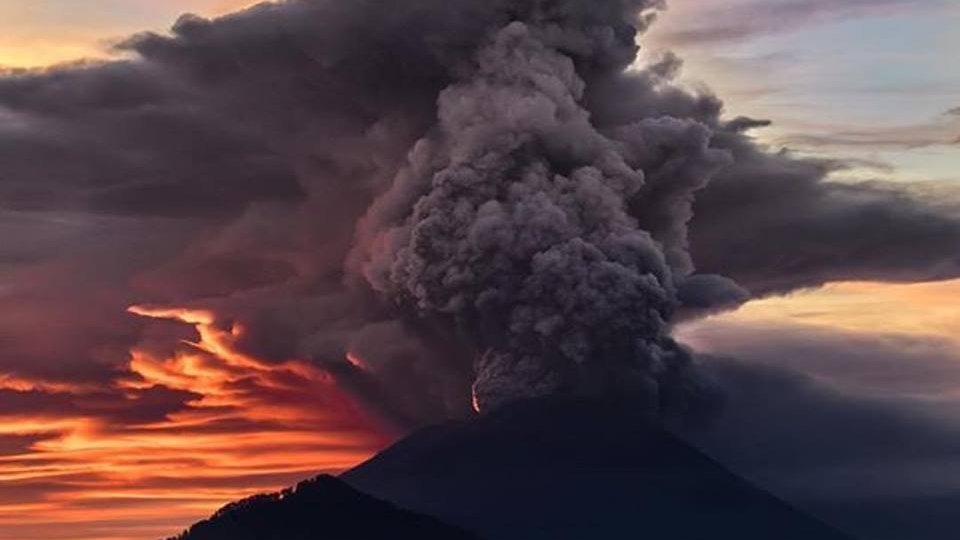 Alertă printre turiști. Un vulcan de pe o insulă a Italiei a erupt (VIDEO)