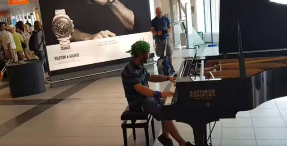 Claudiu s-a așezat la pianul amplasat în aeroportul din Palermo și a început să cânte dumnezăiește. Toți s-au oprit să-l asculte pe român. Apoi au observat ceva bizar la mâinile sale. Au înțeles imediat adevărul (VIDEO)