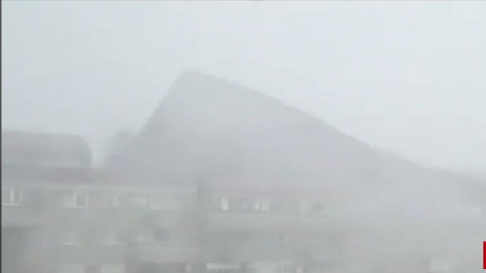 Imagini înfricoşătoare! Acoperişul unui liceu din judeţul Bacău a fost luat pe sus de o vijelie - VIDEO