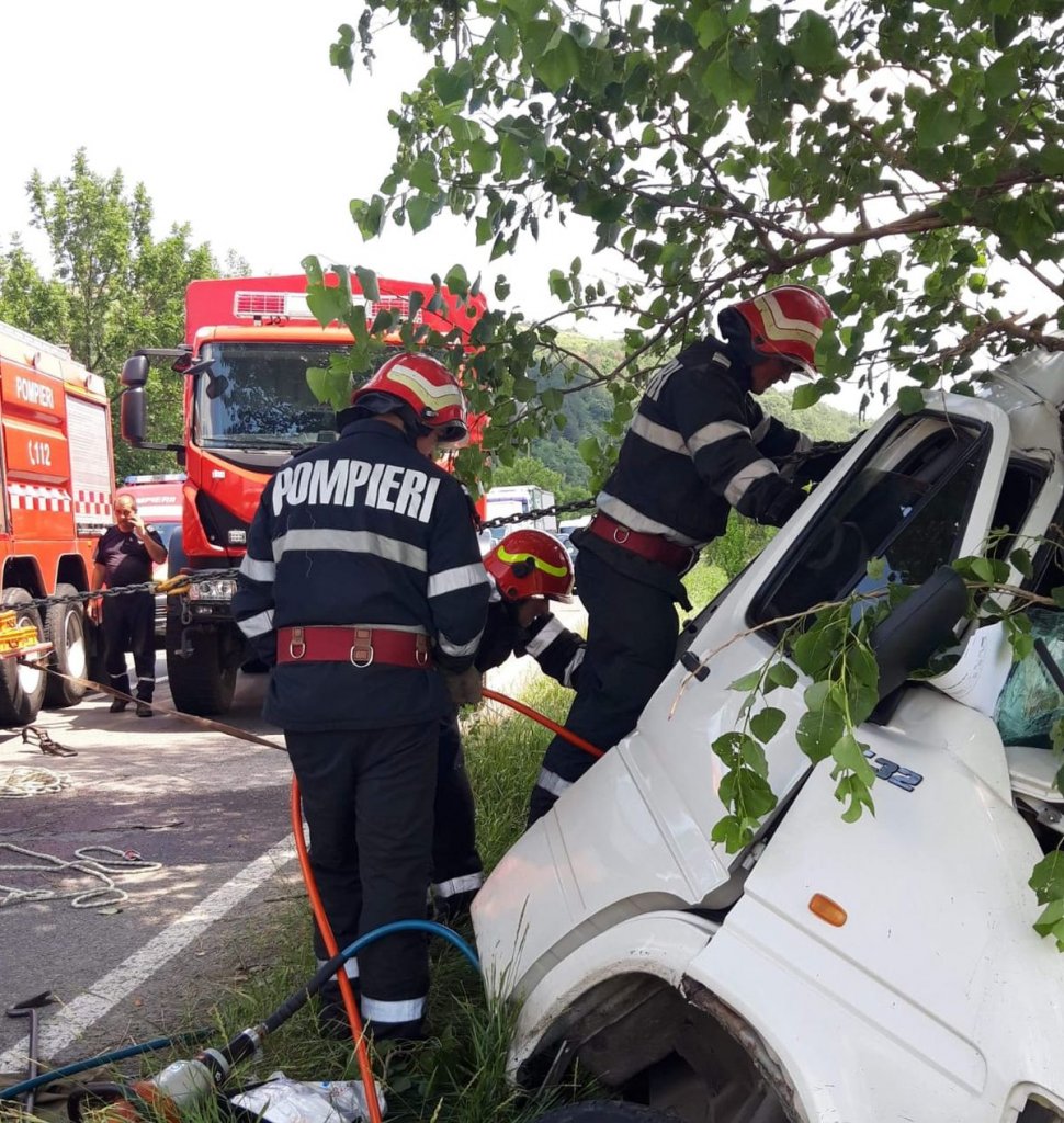 Accident mortal în Bacău, după ce șoferul unei dube a intrat într-un copac 