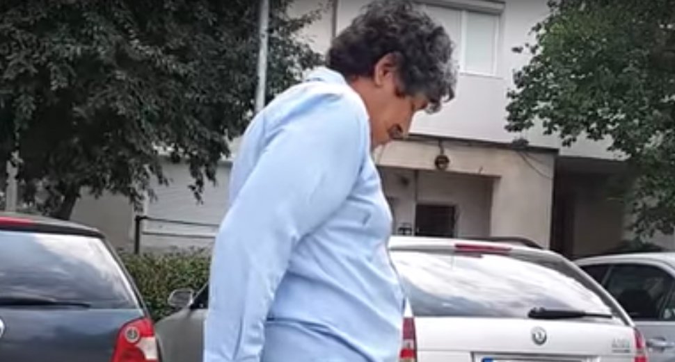 Imagini șocante pe străzile Buzăului. Cum a fost surprins un bărbat: „L-am scos și pe el la plimbare” - VIDEO