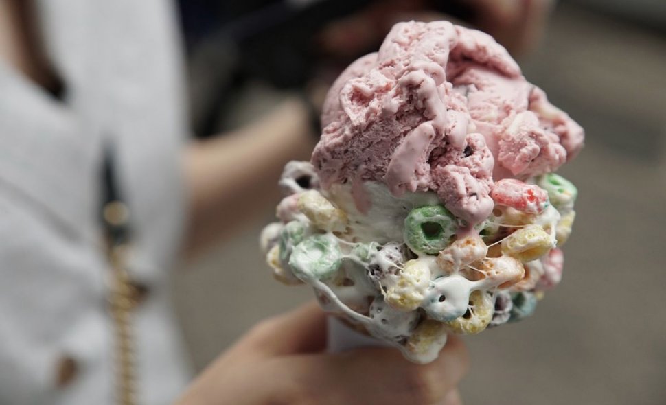 Imaginile care au scandalizat Internetul. O tânără a lins înghețata, apoi a pus-o înapoi pe raft - VIDEO