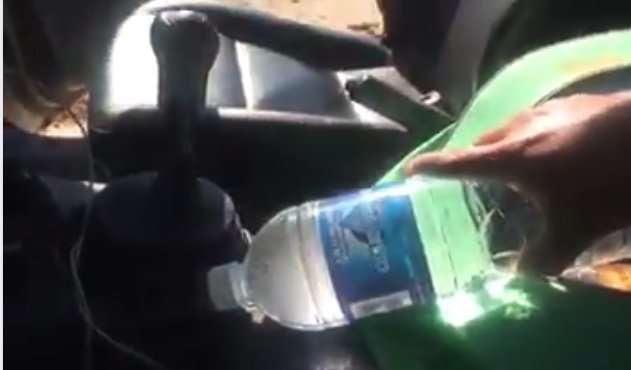 A lăsat o sticlă de apă pe scaunul din față al mașinii. După ceva vreme, a văzut cum din mașină iese un fum ciudat. S-a îngrozit! De ce nu trebuie să faceți asta niciodată!