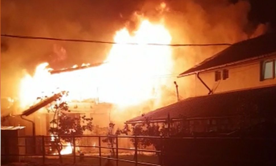 Incendiu de proporții la o fermă din Giurgiu. Pompierii sunt în alertă