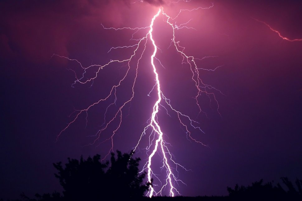 Meteorologii avertizează! Cod galben de ploi torențiale și descărcări electrice în mai multe zone din țară