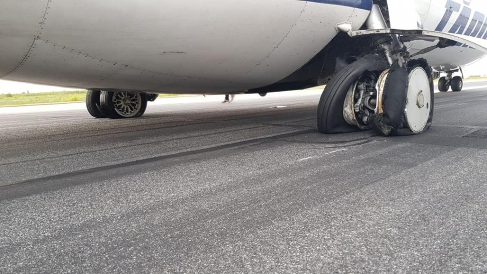 Incident aviatic grav pe Aeroportul Otopeni! Imagini incredibile, după ce pneurile unui avion care venea de la Satu Mare au explodat