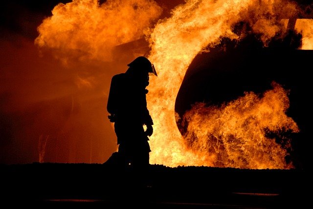Un piroman a incendiat mai multe mașini în Botoșani