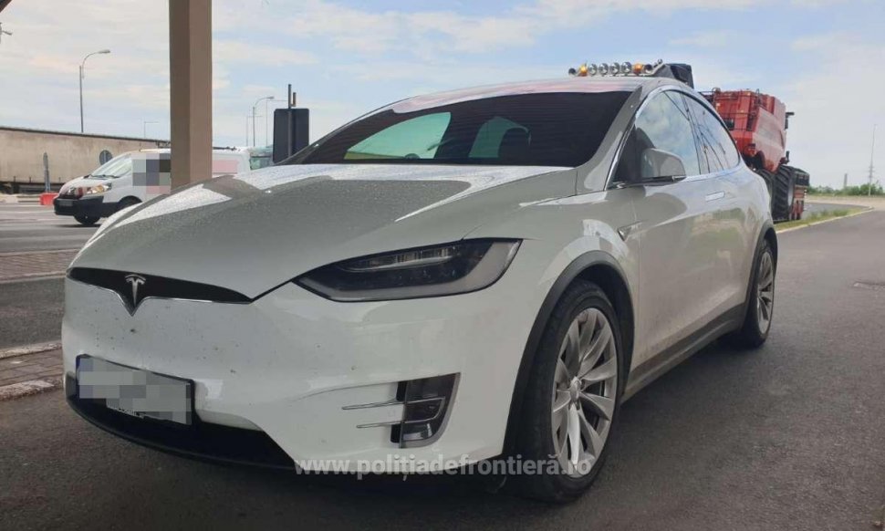 Doi români cu mașini Tesla de 170.000 de euro au ajuns în Vama Giurgiu, dar au plecat pe jos