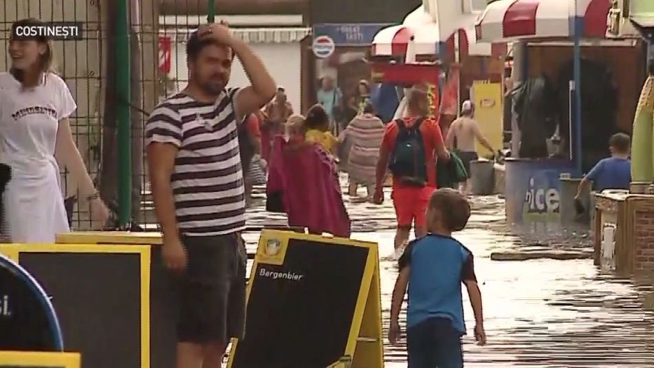 Reacţiile turiştilor după ploaia puternică din Costineşti: ''Vacanţă la Veneţia!'' - VIDEO