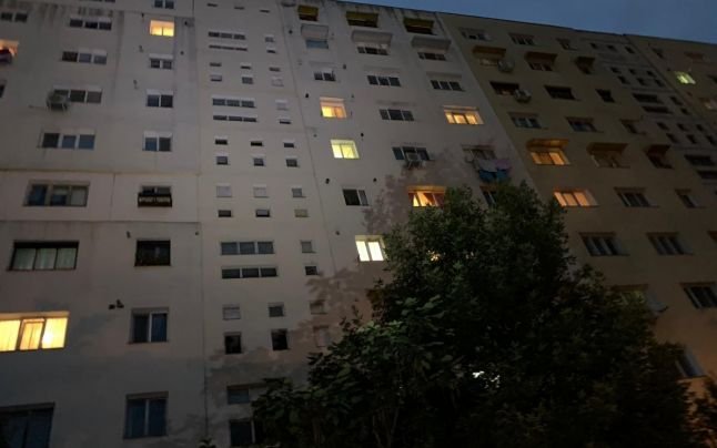 Ce făcea tatăl copilului de doi ani care a căzut de la etajul 9 al unui bloc din Iași 