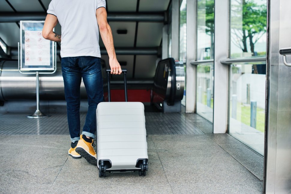 Român reţinut pe Aeroportul Otopeni, după ce şi-a însuşit bagajul de cală al unui alt pasager 