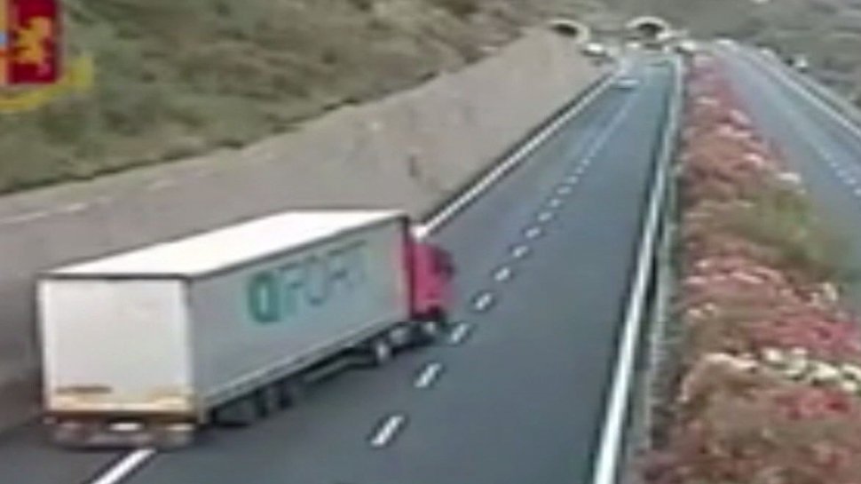Imagini șocante surprinse pe o autostradă din Italia. Șofer de TIR român, filmat în timp ce conducea beat, pe contrasens - VIDEO