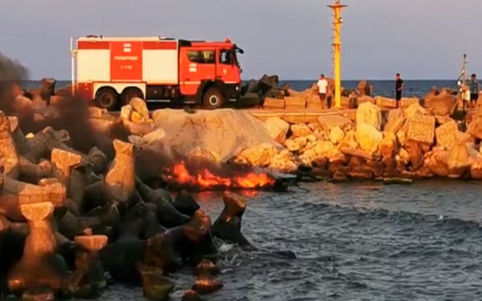 Incendiu în Eforie Nord. O șalupă a luat foc în port - VIDEO