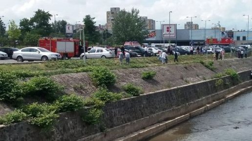 Bărbatul se plimba în apropiere de râul Săsar din Baia Mare, când a văzut cum o mașină se desprinde singură din locul de parcare și pornește spre apă. A format imediat numărul de urgență (FOTO)