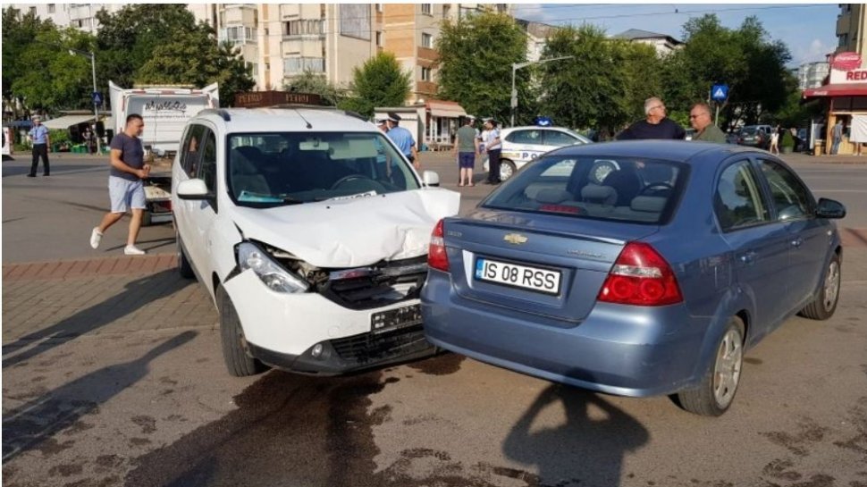 Incident cumplit în Iași. Un șofer diabetic a lovit trei mașini după ce a leșinat la volan din cauza unei crize - VIDEO