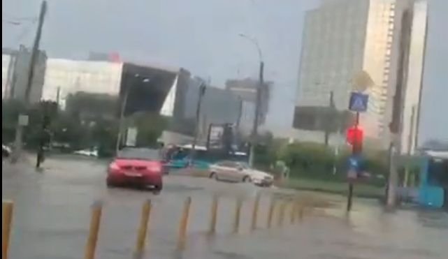 Străzi inundate în nordul Capitalei - VIDEO