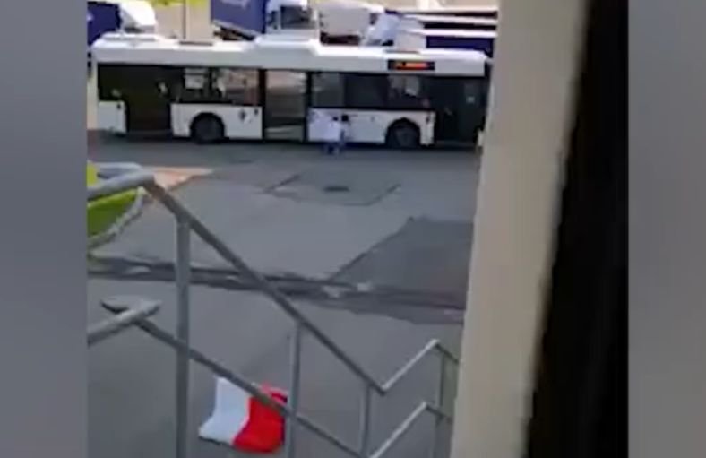 Un șofer din Craiova a parcat autobuzul într-o zonă ferită. A crezut că nu-l vede nimeni și a început să facă ceva ilegal. Din păcate pentru el a fost filmat (VIDEO)