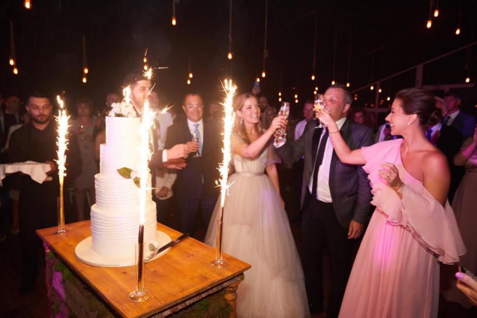 Zi plină de emoții pentru Nadina Câmpean. Prezentatoarea s-a căsătorit cu bărbatul care îi e alături de zece ani 609657