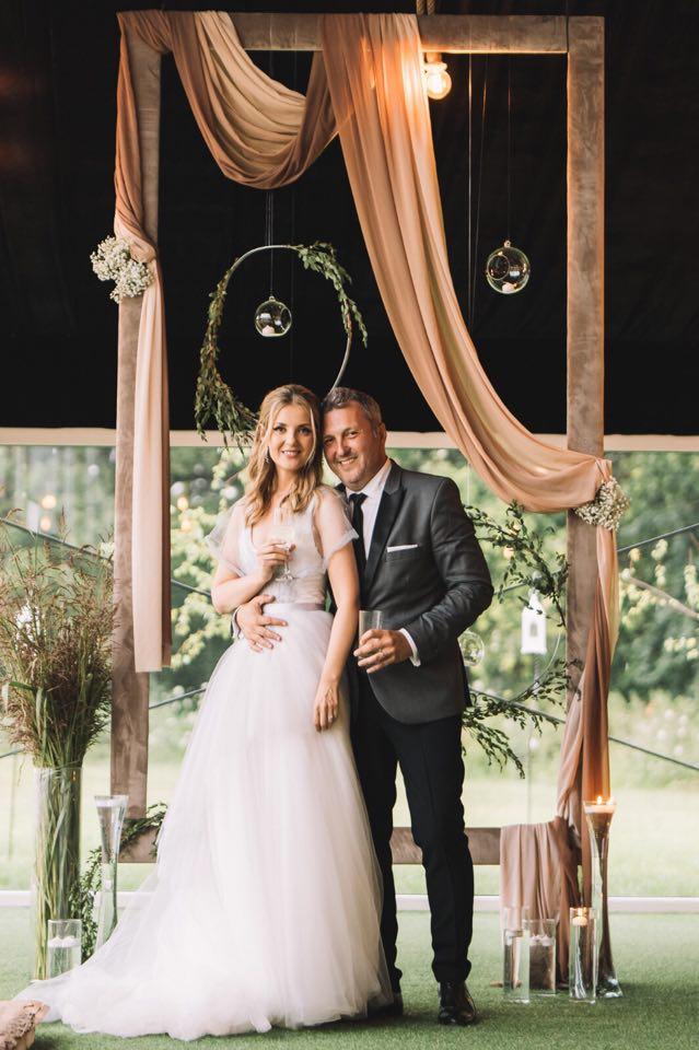 Zi plină de emoții pentru Nadina Câmpean. Prezentatoarea s-a căsătorit cu bărbatul care îi e alături de zece ani 609658