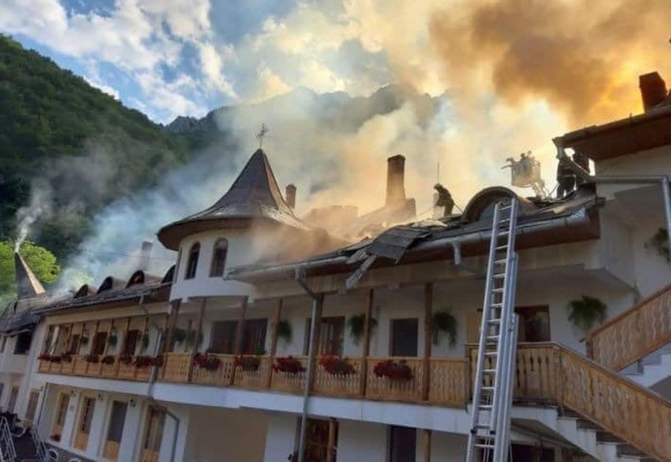 Mănăstirea de la Râmeț, refăcută cu bani de la Guvern, după ce a fost afectată de incendiu