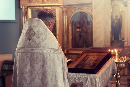 Percheziții de amploare la o biserică din Constanţa. Preotul, bănuit că a sedus o fetiţă de 13 ani pe Facebook