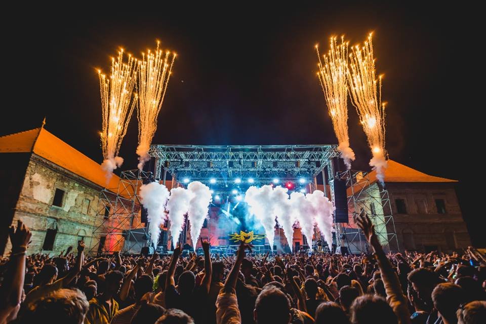 Electric Castle, unul dintre cele mai îndrăgite festivaluri din România, va începe în doar câteva ore. În jur de 20.000 de tineri sunt așteptați la Castelul Bánffy