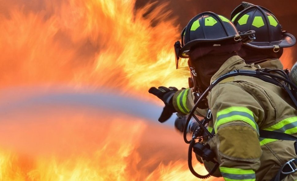 Incendiu provocat internționat în Teleorman, la un depozit de furaje