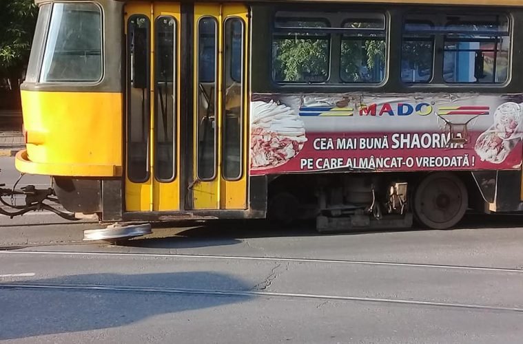Incident grav în trafic! Un tramvai a rămas fără roată de trei ori în jumătate de oră