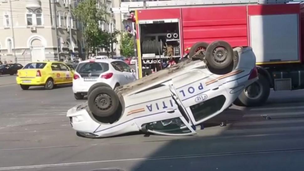 Mașină de poliție, răsturnată în Capitală. Autoturismul se afla în misiune - VIDEO