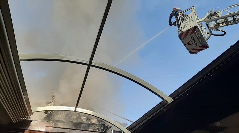  Incendiu la un restaurant din Curtea de Argeş. Doi angajați s-au intoxicat cu fum - VIDEO