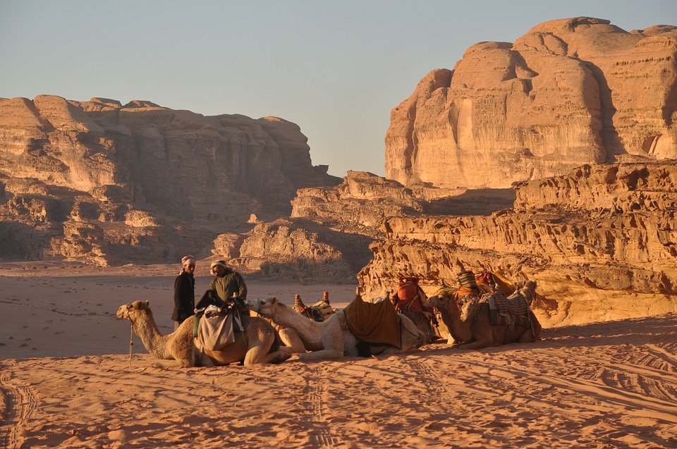 Poveste cu tâlc: Pe când traversau un deșert, doi oameni au ajuns în dreptul cortului unui beduin și i-au cerut acestuia găzduire. Acesta a sacrificat imediat o cămilă și...
