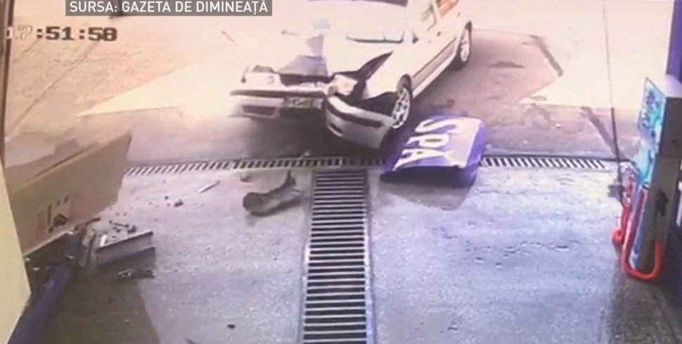Imagini șocante la o spălătorie auto! Doi oameni au scăpat ca prin minune de o tragedie