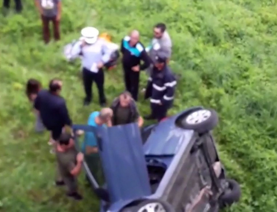 Imagini șocante! O mașină a plonjat de la cinci metri înălțime!