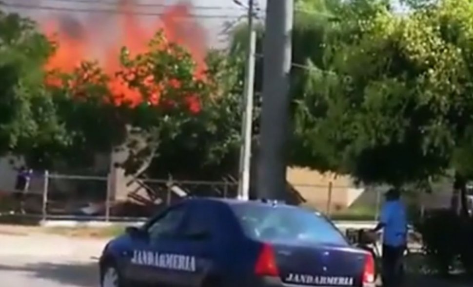 Explozie devastatoare urmată de un incendiu puternic la o grădiniţă din Brăila. Mai multe echipaje au fost trimise la fața locului