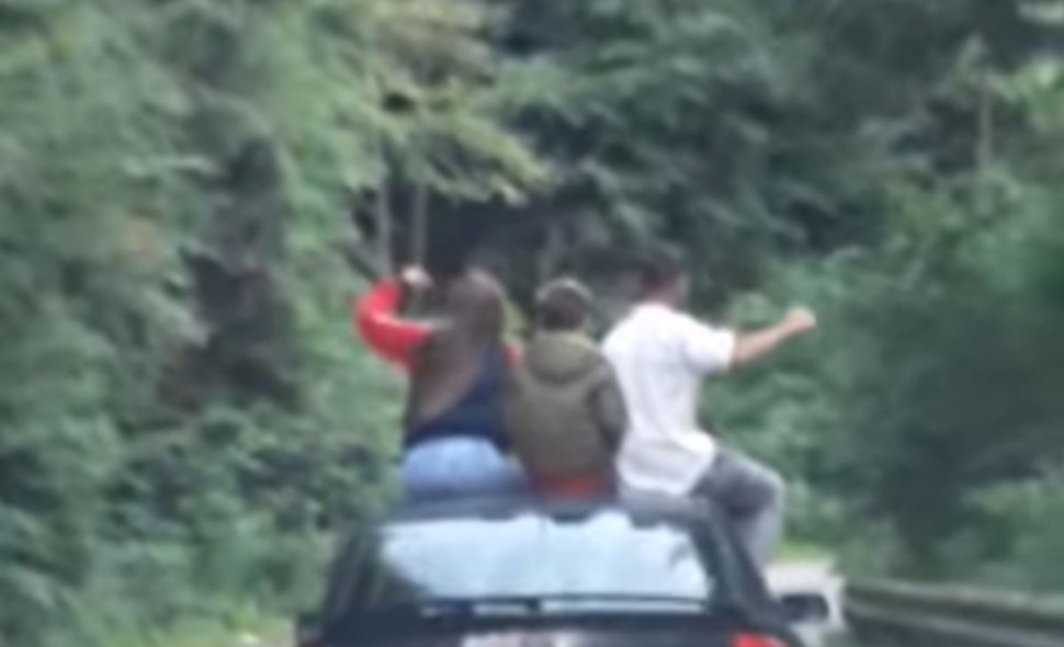 Inconştienţă totală din partea unor tineri, filmaţi pe capota unei maşini, pe Transfăgărăşan - VIDEO