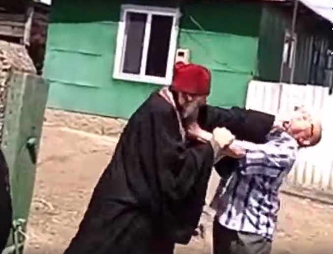 VIDEO. Imagini incredibile. Un preot s-a dus beat la o pomană și apoi s-a luat la bătaie cu rudele mortului