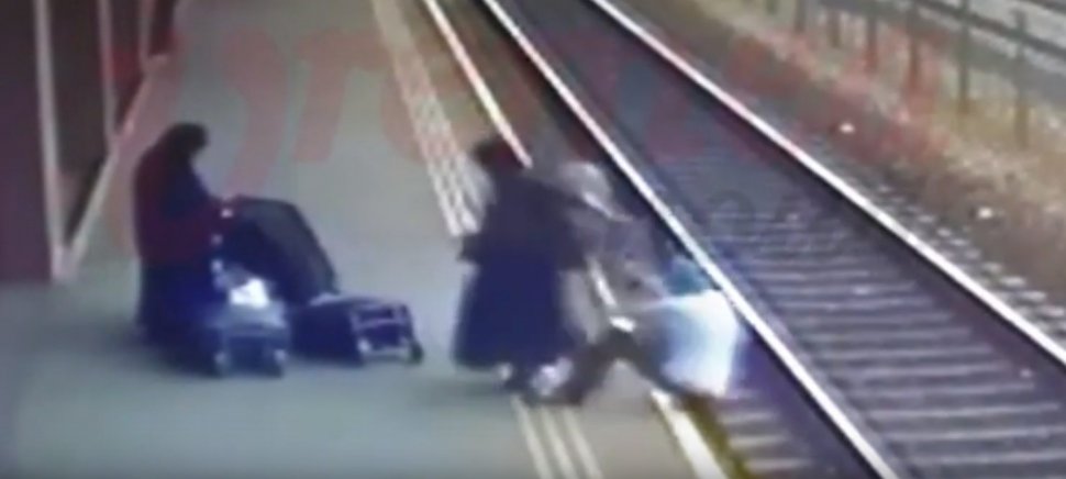 Scene șocante în Vaslui. Două femei îmbrăcate în măicuţe au împins un bărbat pe calea ferată (VIDEO)