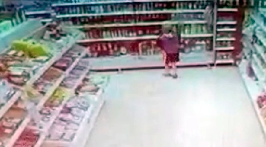 Angajații unui supermarket au văzut un copil intrând în magazin și îndreptându-se brusc spre un raft. S-au luat după el și atunci au observat ceva ciudat 