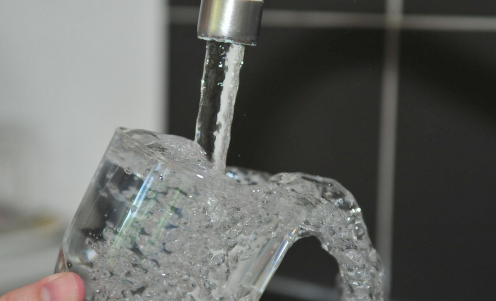 Proprietarii de localuri ar putea fi obligaţi să ofere gratuit clienţilor apă de la robinet
