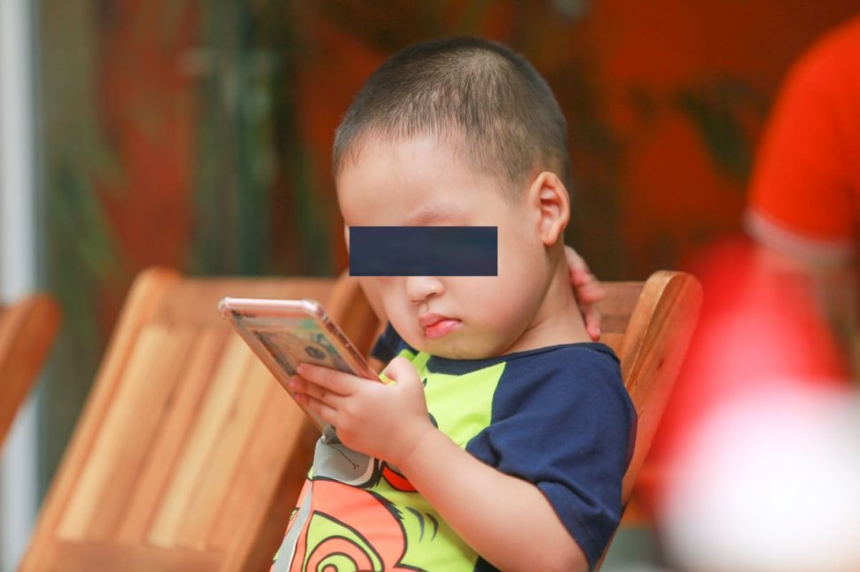 Riscuri extrem de grave asupra copiilor de sub doi ani care folosesc telefoanele mobile. Specialiștii trag un semnal de alarmă