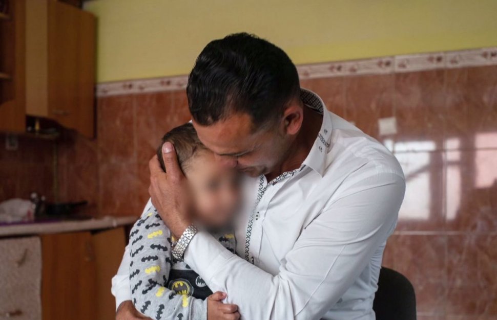 Povestea impresionantă a bebelușului român despărțit de familia sa și deținut într-o închisoare din SUA