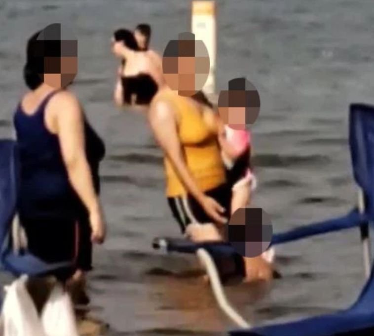 Se aflau pe o plajă când oamenii au observat că în apă se întâmplă ceva ciudat: „Ce jenant! O făceau chiar acolo în fața copiilor” (FOTO)