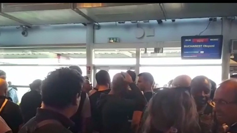 Peste o sută de români sunt blocaţi de aseară pe aeroportul din Paris - VIDEO