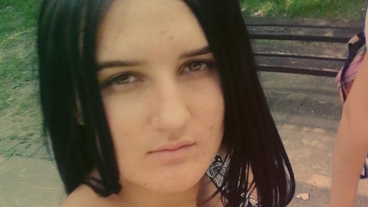 Alexandra, o tânără de 17 ani, a dispărut fără urmă, după ce a ieșit din tură. Lucra ca ospătar în vacanță pe o terasă din Craiova. Acum achetatorii au făcut legătura cu Gheorghe Dincă, monstrul din Caracal