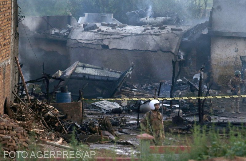 Tragedie aviatică în Pakistan. Cel puțin 17 oameni au murit