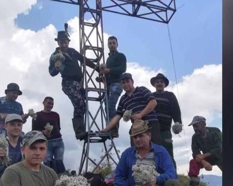 Mai mulți bărbați din Suceava se aflau în drumeție și au postat o fotografie pe Facebook. Nu le-a venit să creadă ce s-a întâmplat mai departe - FOTO 607902