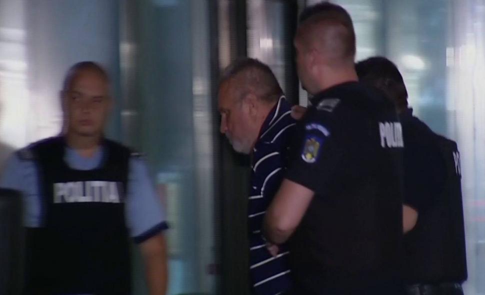 Gheorghe Dincă este în casa din Caracal. Anchetatorii au ridicat noi rămășițe de oase 608260